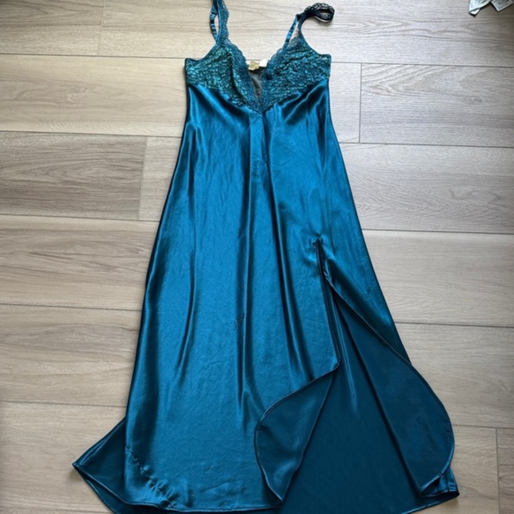 Vintage Victoria's Secret Teal Lace Slip absolutely gorgeous! Rich teal. Sz S
